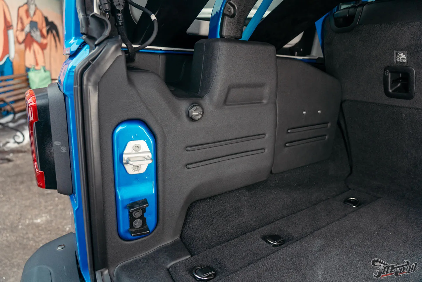 Прокачали Jeep Wrangler Rubicon, часть 2: установка цветных ремней безопасности, доработки по кузову. Как выглядит автомобиль после всех работ?